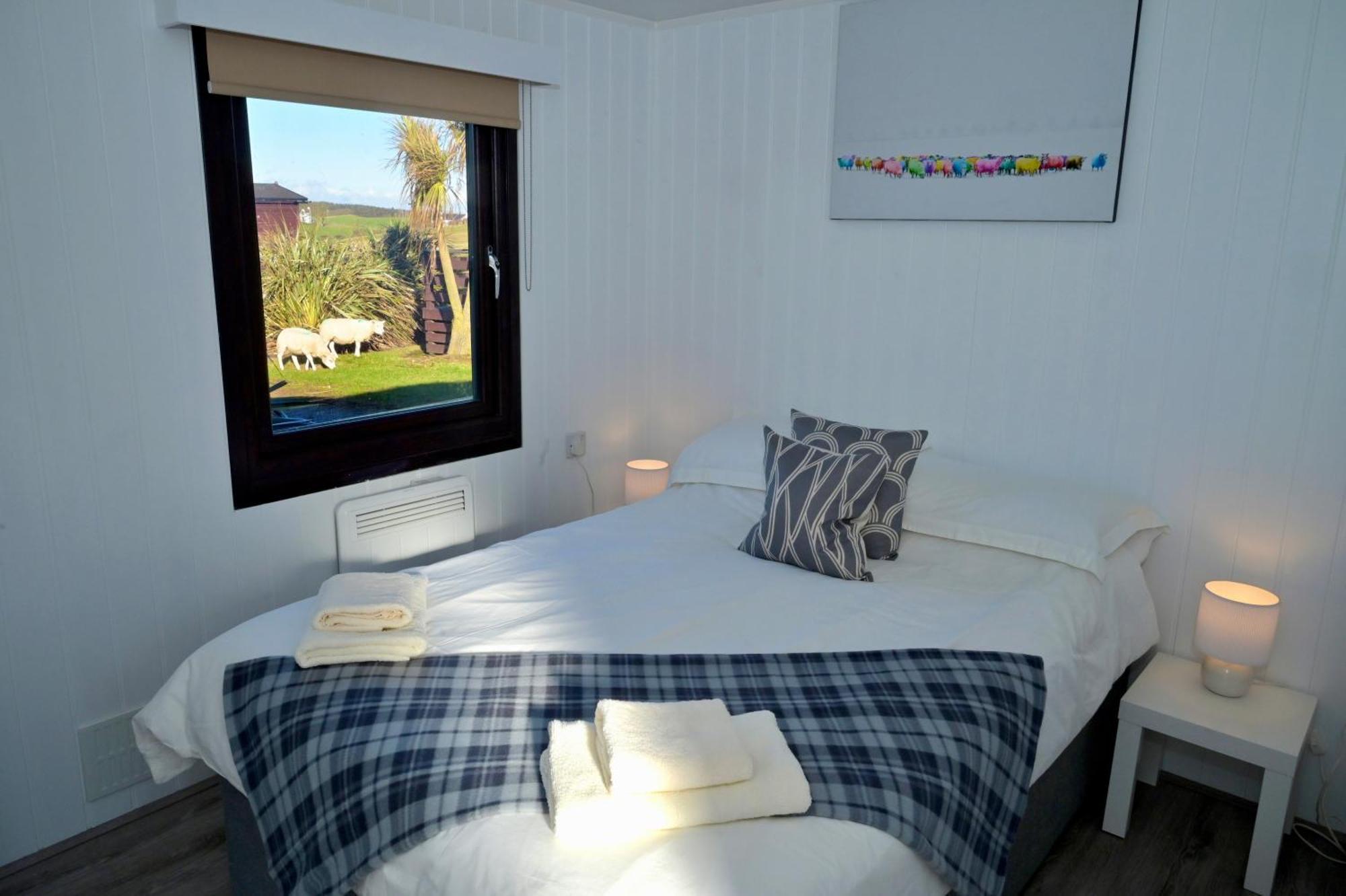 Lodge Cabin With Fabulous Views - Farm Holiday Странрар Экстерьер фото